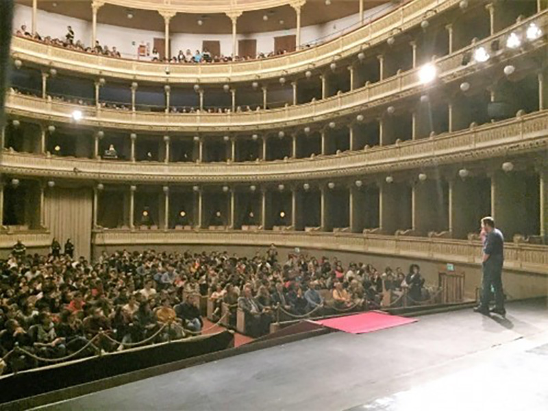 settimana del sociale_la lezione di astrofisica al teatro Coccia di Novara con Luca Perri copia