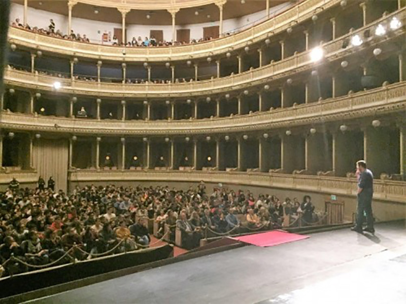 settimana del sociale_la lezione di astrofisica al teatro Coccia di Novara con Luca Perri copia settimana del sociale_la lezione di astrofisica al teatro Coccia di Novara con Luca Perri copia