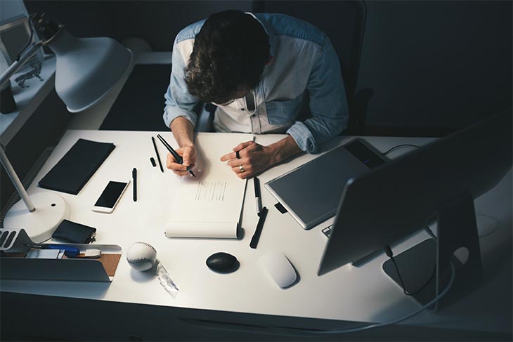 Nuovi piani aziendali con smart working post Covid19 – WelFare Insieme Ragazzo che lavora da smart working - WelFare Insieme